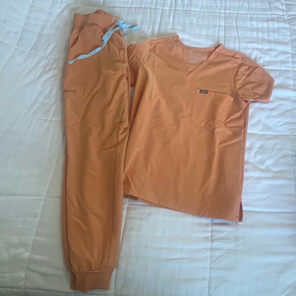 Figs Orange scrubs small